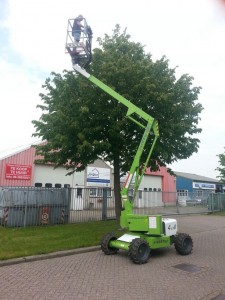In Noord-Holland kun je een 4 x 4 diesel aangedreven hoogwerker huren bij Snoek Handelsonderneming. Ook ideaal voor het snoeien van bomen en struiken.